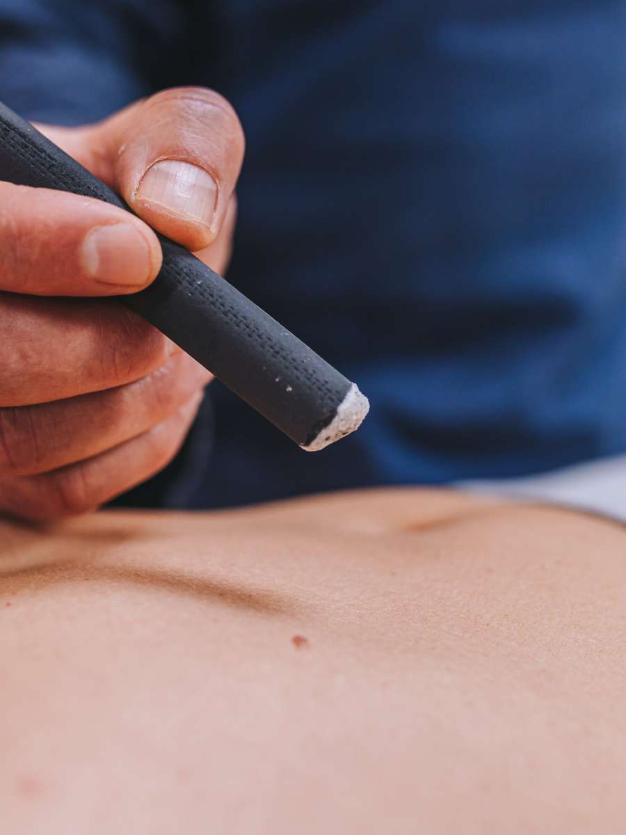 Moxa therapie Arnhem met gedroogd bijvoetkruid